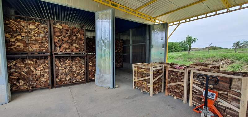 Cámara abierta con carga de madera