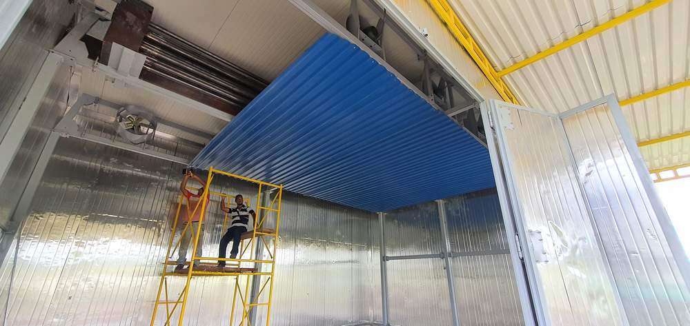Interior de la cámara de secado — plenum y ventiladores