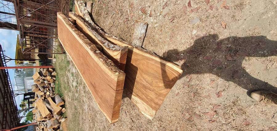 Madera seca certificada apilada